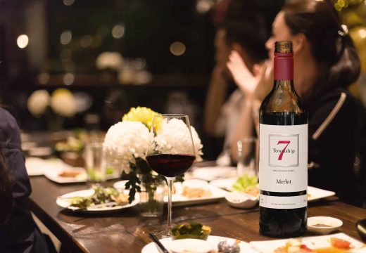 T7 - Merlot - friends dining